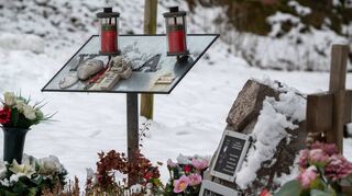 Ein Gedenkstein, eine Gedenktafel, Engelfiguren und Blumen erinnern an der Gedenkstelle auf einem Parkplatz an der K 22 bei Kusel an zwei Polizisten, die vor einem Jahr im Dienst getötet wurden.