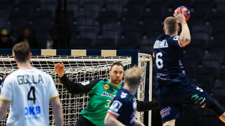 Norwegens Sebastian Barthold (r) wirft auf Deutschlands Torhüter Andreas Wolff.