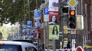 Bisher sind eigentlich nur zwei Wahlplakate an einem Mast erlaubt, doch gegen diese Vorschrift wurde (wie hier vor der Bundestagswahl 2021 in der Augustaanlage) nicht selten verstoßen.