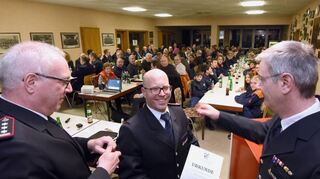 Der stellvertretende Kommandant Marcus Heinze (M) ist jetzt Oberbrandmeister, es gratulieren Michael Stein (l.) und Kommandant Stephan Zimmer.