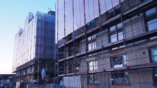 Noch ist das Gemeinschaftshaus auf Spinelli eine Baustelle, aber schon im Frühjahr wollen die Mieter alle gleichzeitig einziehen.