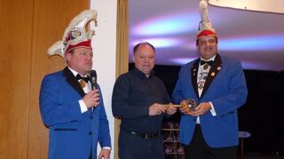 Mathias Baier, Eugen Rüb und Elmar Petzinger (v.l.) bei der Schlüsselübergabe am Neujahrsempfang.