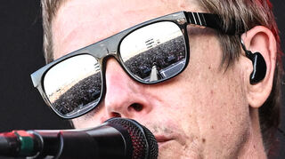 Im Anflug auf Mannheim:  Sänger Paul Banks der US-amerikanischen Band Interpol  beim Tempelhof-Sounds Festival.