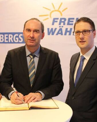 Aiwanger (l.) 2019 in Hirschberg mit dem damaligen Bürgermeister Just.