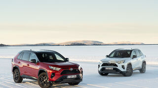mid Lulea - Ein geschärftes Design, ein sportlicheres Interieur und ein verbessertes Fahrwerk kennzeichnen den neuen Toyota RAV4 Hybrid GR Sport.