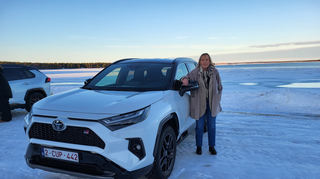 mid Lulea - Als erstes Toyota Modell fährt der RAV4 GR Sport mit Leichtmetallfelgen vor, die in einem hochpräzisen Linienschnittverfahren hergestellt werden. mid-Chefin Jutta Bernhard ist begeistert.
