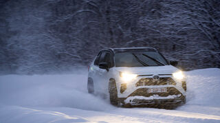 mid Lulea - Es gibt absolut nichts zu bemängeln an der Fahrt unter wirklich extremen Bedingungen wie Schneeverwehungen, Glatteis, hartgefrorenem Schnee und eisiger Kälte. Der RAV4 Hybrid GR Sport bleibt in der Spur, die Reifen sind Weltklasse.
