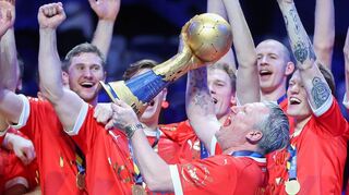 Schon wieder auf dem Thron: Nikolaj Jacobsen mit dem WM-Pokal.