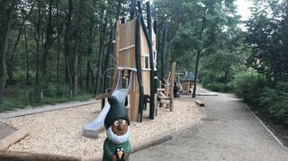 Begrüßung durch einen Waldwichtel: Der Spielplatz Eschenhof am Rande des Käfertaler Waldes erhielt vom Beirat Lob.