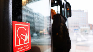 Ab diesem Dienstag muss in Bussen und Bahnen keine Maske mehr getragen werden.
