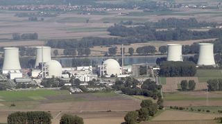 Am kommenden Donnerstag soll der erste der Kühltürme am Kernkraftwerk Biblis abgerissen werden. Dabei handelt es sich um den linken der beiden Türme für Block A (Zweiter Turm von rechts).