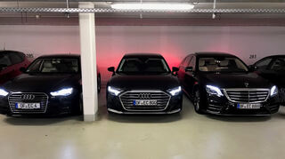 mid Frankfurt am Main - Startklar: Oberklasse-Limousinen von Audi und Mercedes-Benz sind bei den Kunden exklusiver Fahrdienstleister besonders beliebt.