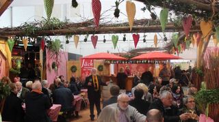 Geselliges Herz der Mathaisemarkt-Leistungsschau im Gewerbezelt ist der Gastro-Bereich, hier in einem noch unbeschwerten Jahr vor Corona.