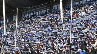 Waldhof-Fans feiern einen Heimsieg. Gegen Essen im Oktober 2022  haben sich mehrere Anhänger daneben benommen - das wurde jetzt geahndet.