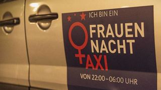 Aufkleber an den Türen weisen das Auto als Frauen-Nachttaxi aus. Seit 2019 rollen die Frauen-Nachttaxis durch Mannheim.