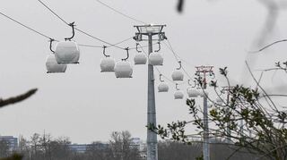 „Es soll ja auch einen Überraschungseffekt für die Besucher geben:“ Die Gondeln der Seilbahn bleiben bis April in weiße Folie eingepackt, auch wenn die Fahrten zur Inbetriebnahme laufen.