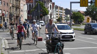 Einige Radfahrer auf dem ADFC Pop Up Bike Lane Luisenring Mannheim.