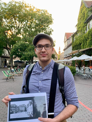 Am Ballhofplatz zeigt Hendrik Seiffert anhand historischer Fotos, wie sich die Szenerie hier seit den 1920er Jahren verändert hat.