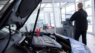 Extrarunde: Manchmal müssen Nachbesserungen am Auto von den Herstellern in Werkstätten verpflichtend durchgeführt werden.