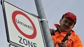 Schilder, die in Heidelberg auf die Umweltzone hinweisen, können bald wieder abgehängt werden.
