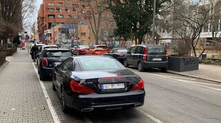 Vorbildlich abgestellt: In M 5 wurde das Gehwegparken neu geordnet und damit der Platz für Fußgänger auf dem Gehweg gesichert.