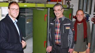 Erleichtert: Bürgermeister Florian König (v.l.), Roland Bordne und Betriebsleiter Knut Heiler im Technikraum des Freizeitbads Neckarhausen.