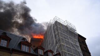 Feuerwehrleute bekämpfen den Brand auf dem Areal der Mannheimer Kauffmannmühle.