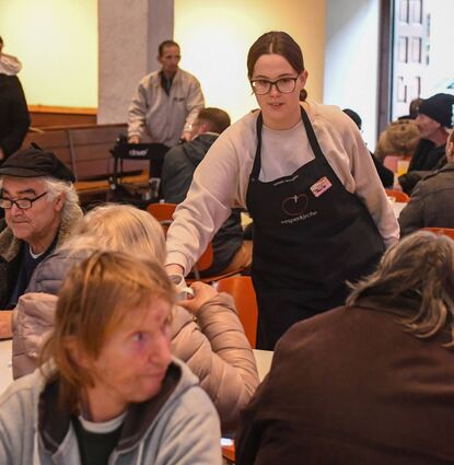 Schon bei der Eröffnung der 26. Vesperkiche in der Citykirche Konkordien herrschte großer Andrang. Insgesamt waren vier Wochen lang 292 ehrenamtliche Helfer im Einsatz. Pro Tag wurden 800 Essen ausgegeben.