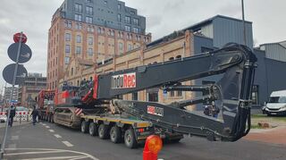 Hier zu sehen: Der Abrissbagger auf dem Weg zum Gebäude.