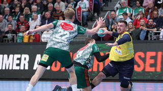 TSV Hannover-Burgdorf - Rhein Neckar Loewen emspor, v.l. Veit Maevers (Hannover, 8), Jannik Kohlbacher (Rhein Neckar Loewen, 80)