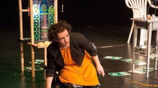 Objekttheater-Künstlerin Josephine spielt bei der Imaginale.