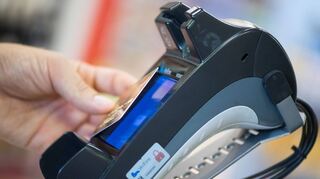 Banken versprechen meist, dass ihre Karten im Alltag vielseitig einsetzbar seien.