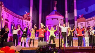 Sie besingen „Ein Stern mit dem Namen Feuerio“: die Feuerio-Singers, zurückgekehrt zur Jubiläumssitzung des Vereins im Rosengarten vor dem schönen Bühnenbild von Michael Baakes Technikstab.