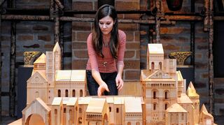 <p>Ein Dom zum Zusammenpuzzeln: Damit Kinder die Architektur "be-greifen" können, gibt es das Holzmodell, das Museumsmitarbeiterin Vivien Lipp hier ordnet.</p>
