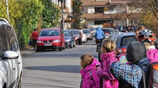 <p>Kurz nachdem im Rathaus die neue Verkehrsregelung für die Hirschberger Straße vor-gestellt worden war, ging es vor Ort am Schulzentrum wieder rund.</p>