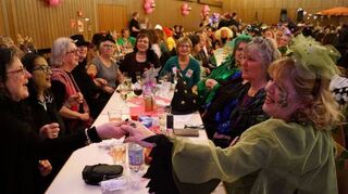 Frauenfasnacht in der Feudenheimer Kulturhalle: Rein weibliche Schunkelrunde.