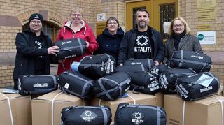 Thomas Bach (v.l.), Kerstin Bartels, Marion Blickhäuser, Thorsten Wolf und Beate Steeg bei der Übergabe vor der Ludwigshafener Apostelkirche.