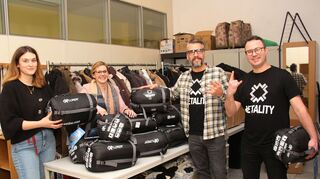 Bei der Übergabe in Mannheim: Madlen Steger (v.l.), Sozialarbeiterin in der Tagesstätte für Wohnungslose, Stefanie Paul, Abteilungsleiterin Arbeit – Migration – Soziales der Caritas Mannheim, sowie Thorsten Wolf und Thomas Bach von Metality.