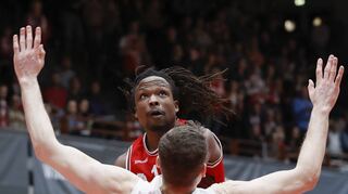 Würzburgs O’Showen Williams (hier im Duell mit dem deutschen EM-Bronzemedaillengewinner Jonas Wohlfarth-Bottermann) machte in den vergangenen Wochen deutliche Fortschritte in seinem Offensivspiel.