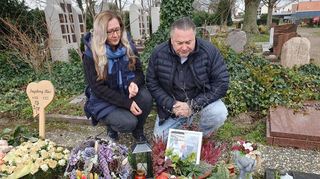 Maja und Kurt Sprengart knien am Grab ihres Sohnes auf dem Ruchheimer Friedhof nieder. Am Freitag beginnt der Prozess gegen den mutmaßlichen Mörder.