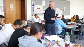 Dieter Schwab (stehend) besucht für den „Mannheimer Morgen“ die Max-Hachenberg-Schule, um dort zusammen mit der Klasse 2VK1 das neue Projekt „Faktenchecker“ zu besprechen.