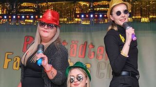 Das Playback-Trio Kira Andres (v. l.), Lara Brückmann und Caro Ries brachte die Alm tatsächlich zum Glühen.