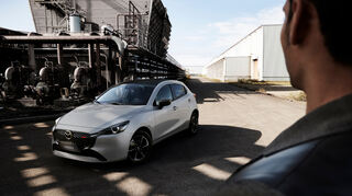 mid Groß-Gerau - Grill und Stoßfänger des Mazda2 wurden modifiziert und sind je nach Ausstattungslinie oder gewähltem Sondermodell unterschiedlich gestaltet.