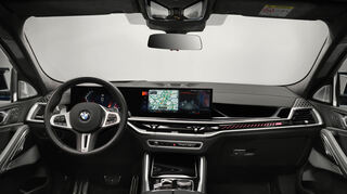 mid Groß-Gerau - Das Informations-Display hinter dem Lenkrad ist 12,3 Zoll groß, das mit ihm unter einer gemeinsamen Glasfläche vereinte Control-Display misst 14,9 Zoll.