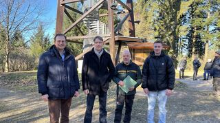 Bürgermeister Tobias Dangel (v.l.), Rudolf Fickinger, Dietmar Hellmann und Philipp Hupach vor dem Teltschikturm in Wilhelmsfeld.
