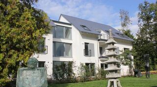 Blick auf das Tageshospiz von außen. Der Garten gehört der Heinrich-Vetter-Stiftung, kann aber von Gästen mitbenutzt werden.