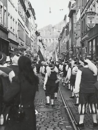 Ein Bild aus den 1970er-Jahren: Auch damals führte der Umzug durch die Hauptstraße – allerdings auf altem Pflaster und Schienen.