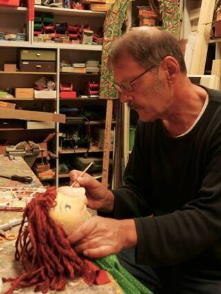Dirk Nowakowski bei der Arbeit in der Werkstatt.