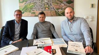 Bürgermeister Florian König (v.l.), Kämmerer Claus Göhrig und sein Stellvertreter Benjamin Gerhold erläutern die Zahlen des Haushaltsplans für 2023.