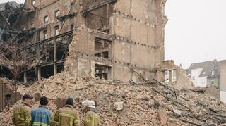 Einsatzkräfte derFeuerwehr beobachtendie Abrissarbeitender Kaufmannmühleam Montagvormittag.